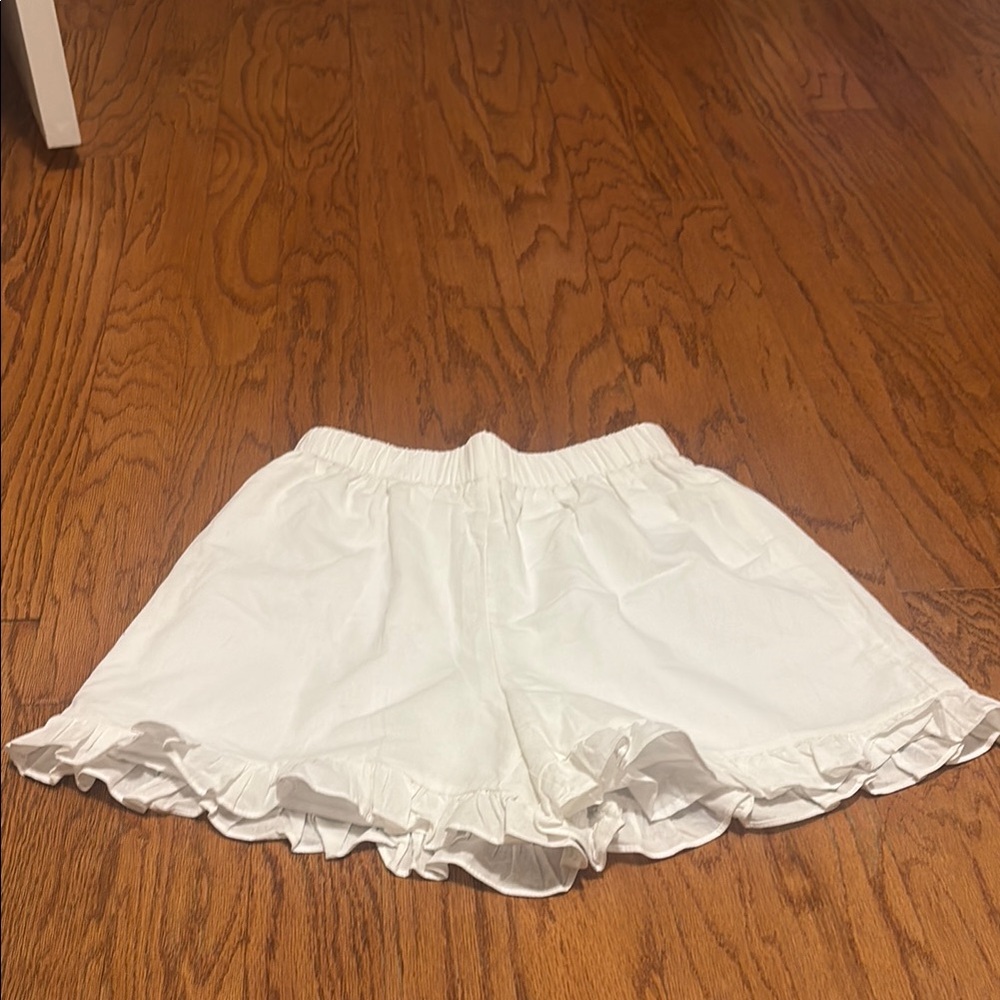 NWOT Commense White Ruffle Hem Women's Shorts, size small